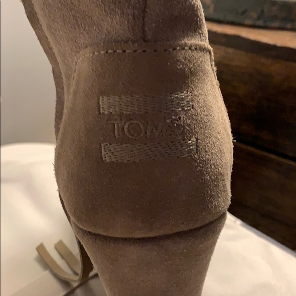 Toms Sz 8 M Gray Suede Side Zip Wedge Ankle Boot - Picture 2 of 7